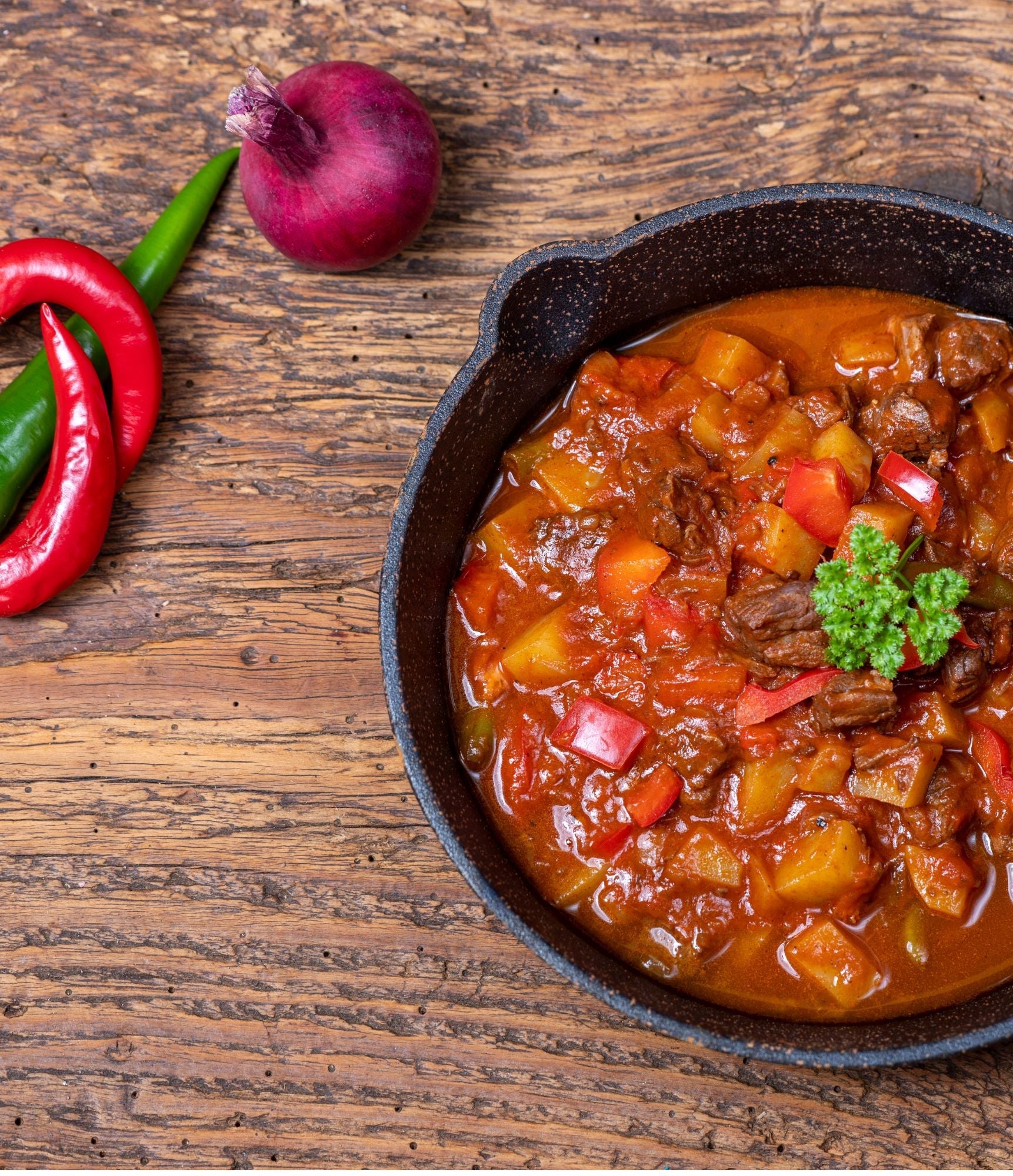 Paprika-Gulasch kochen wie von Oma: Das traditionelle Rezept für butterzartes Fleisch und volles Aroma