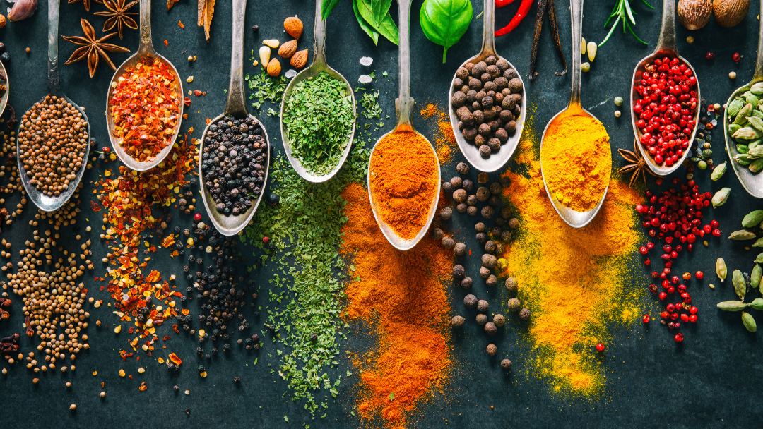 Gewürze stilvoll in Löffeln