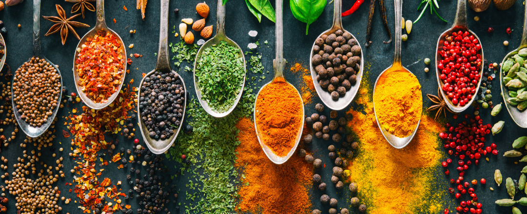 Gewürze stilvoll in Löffeln